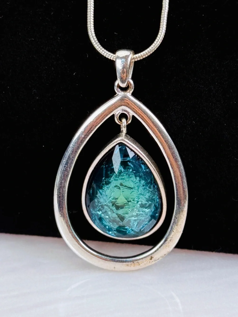 Silvertone reflective, blue green swirl dangle pendant necklace